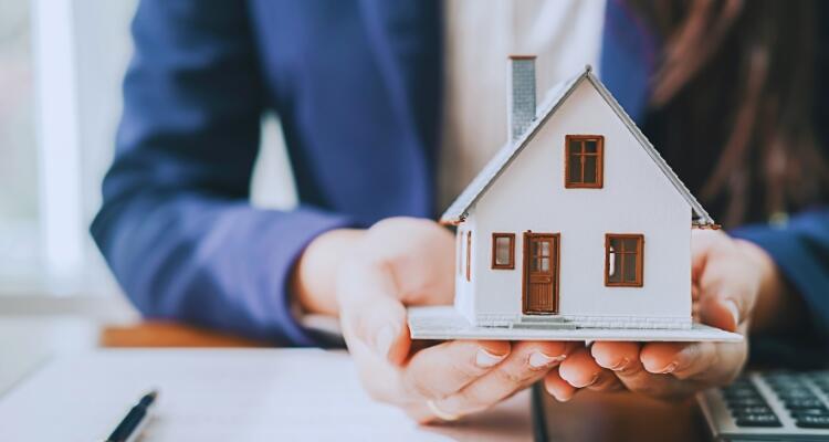 Hur mycket tjänar en mäklare?